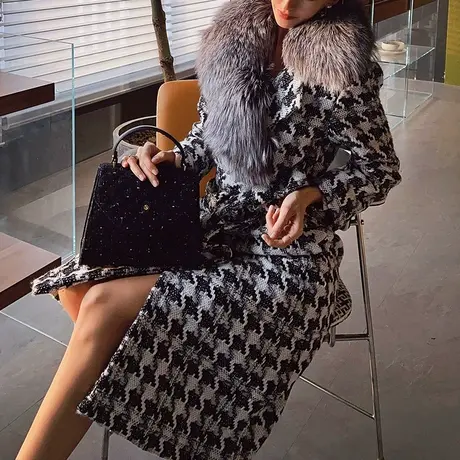 粉红大布娃娃新款收腰显瘦千鸟格貉子毛领复古含羊毛长款冬大衣女图片