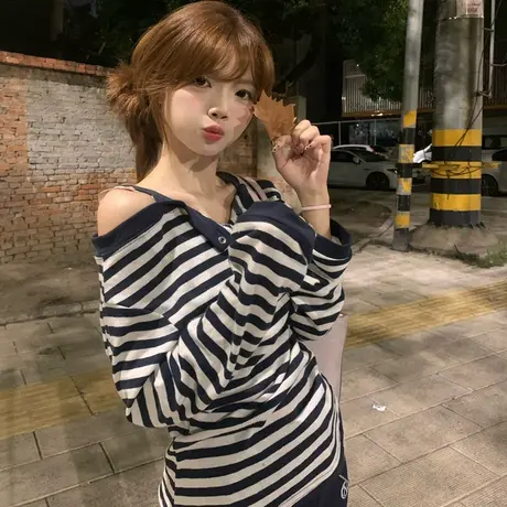 超火的条纹假两件一字肩长袖t恤女秋季2025新款宽松慵懒辣妹上衣商品大图