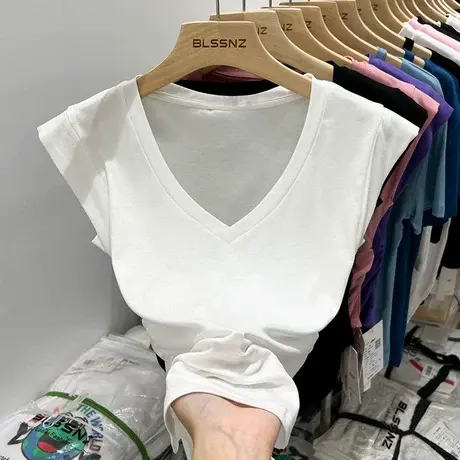 欧货美式白色v领t恤女夏季2022新款洋气露锁骨心机短款无袖上衣潮图片