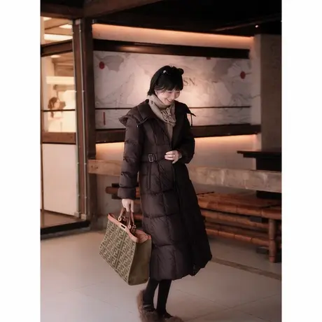 玖姿安娜蔻琥珀流光风翻领收腰三防长款鸭绒羽绒服女2025冬季新款图片