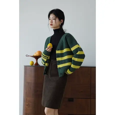 嘉茱莉2023秋季新款复古V领针织开衫女撞色条纹针织外套短款上衣图片