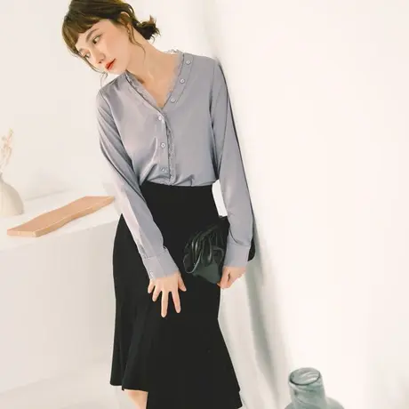 桔熊秋季通勤缎面光泽感v领衬衫蕾丝花边拼接上衣女装大码AB14100图片