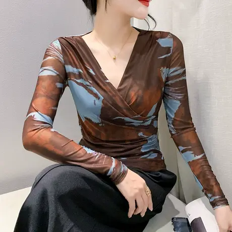 设计感褶皱拼接V领T恤女长袖性感网纱扎染印花上衣洋气修身打底衫商品大图