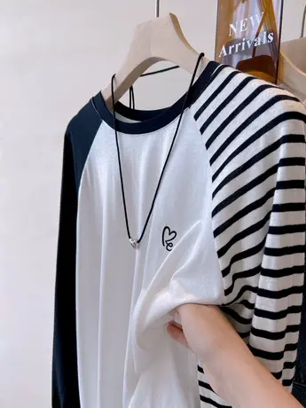 韩国one 慵懒休闲爱心刺绣条纹拼接袖宽松圆领中长款插肩袖T恤女商品大图