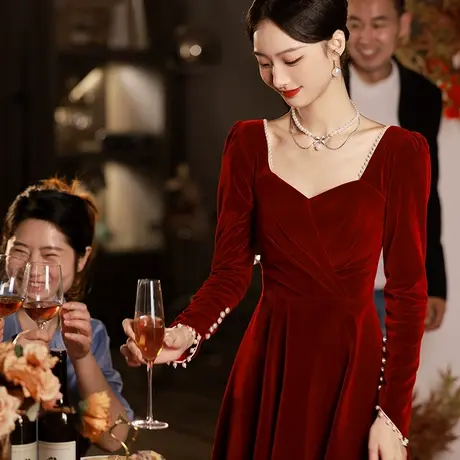 高档敬酒服新娘2023新款冬季长袖酒红色丝绒礼服女法式订婚连衣裙图片
