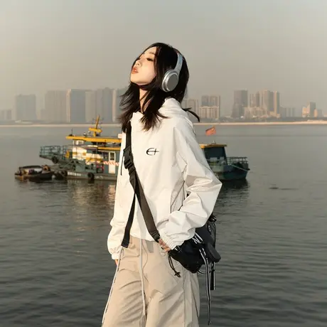 YEP印花小个子短款外套女春秋2024新款复古潮牌连帽运动夹克上衣图片