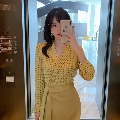 女欧货衬衫女设计感小众黄色上衣女百搭丝绸缎面经典格子衬衣洋气图片