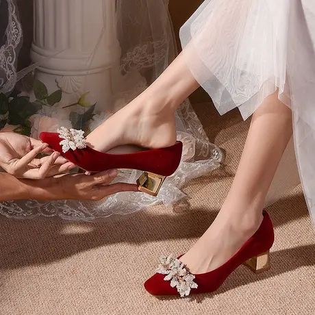 婚鞋女2025新款春季秀禾服婚纱两穿方头红色新娘鞋孕妇粗跟不累脚图片
