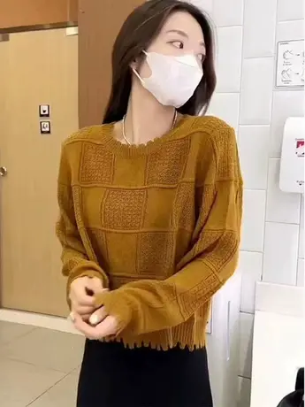 2023春季新款圆领方形边口设计露孔款宽松针织上衣小众时尚针织衫图片