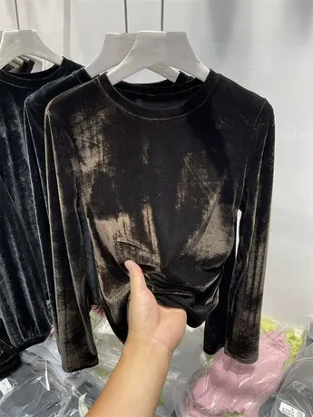 圆领金丝绒侧边褶皱长袖T恤女2023秋新款别致休闲显瘦打底衫上衣图片