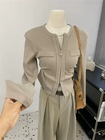 气质又有型~挺括装饰口袋上下双拉链圆领长袖修身T恤女秋冬开衫新图片