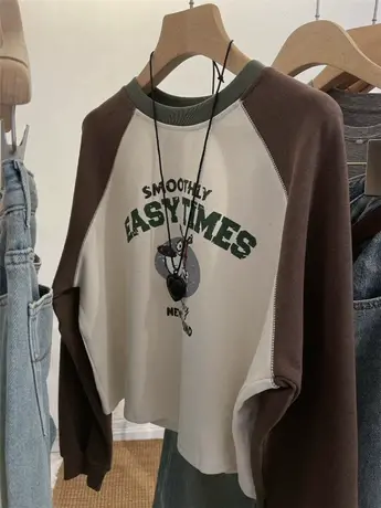 好看的配色！卡通字母印花撞色插肩袖长袖T恤女2024春短款卫衣商品大图