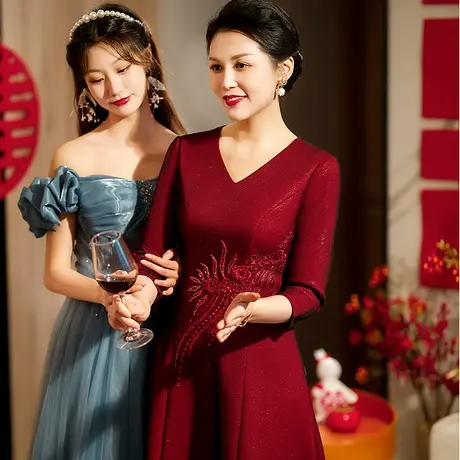 中年妈妈婚宴晚礼服女洋气喜婆婆婚礼结婚年轻冬装2024新款连衣裙图片