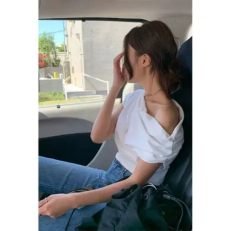 韩国东大门2023夏季新款设计感露肩褶皱纯色收腰短款上衣T恤女图片