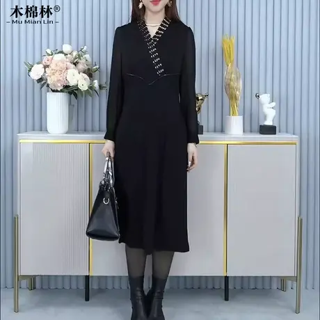 胖mm大码女装时髦连衣裙春秋中老年人妈妈黑色V领显瘦中长打底裙图片