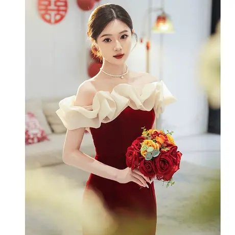 鱼尾敬酒服新娘2023新款高级感红色一字肩礼服女夏订婚连衣裙显瘦图片