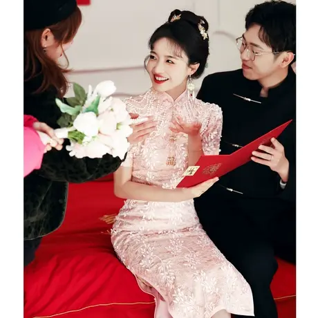 粉色旗袍2024新款夏季蕾丝敬酒服新娘高级感结婚新中式订婚礼服裙图片