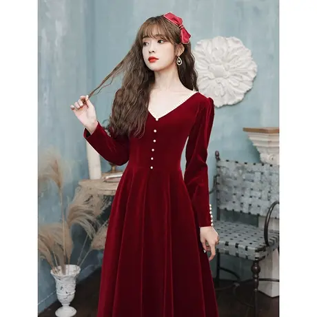丝绒酒红色敬酒服新娘2023新款长袖性感v领晚礼服女法式回门长款图片
