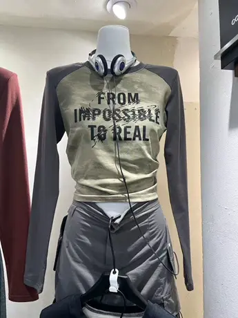 十三行2023秋装新款美式复古印花拼色正肩长袖t恤女修身显瘦上衣图片