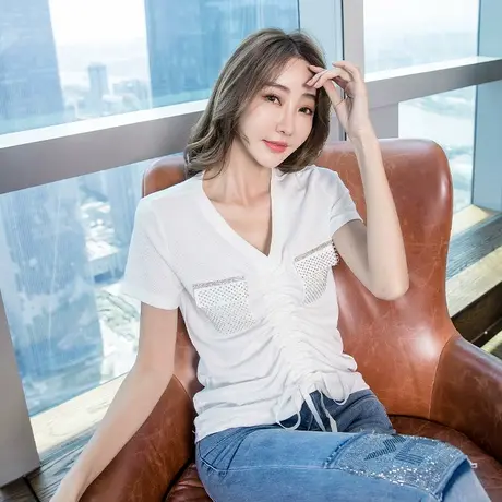 2024夏季新款白色镶钻t恤女小心机v领抽绳短袖宽松设计感褶皱上衣图片