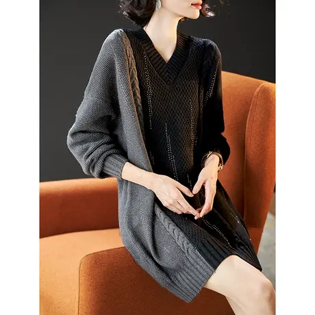 宝诗黎鸡心领撞色钉钻慵懒毛衣女中长款2024春秋季新款长袖针织衫图片