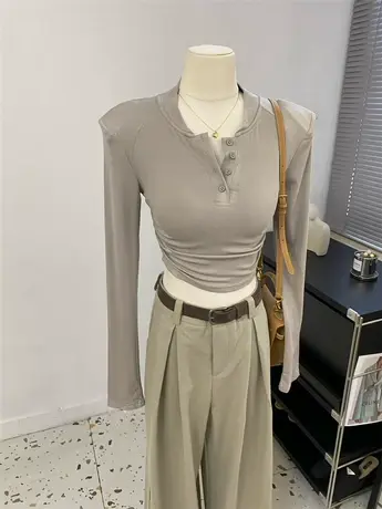 简约又有气质~领口扣子垫肩正肩圆领修身长袖T恤女秋冬新螺纹打底商品大图