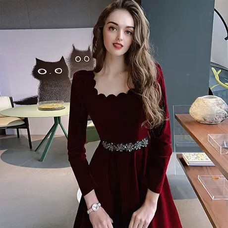 粉红大布娃娃花瓣方领丝绒收腰酒红色内搭连衣裙女春季设计感洋气图片
