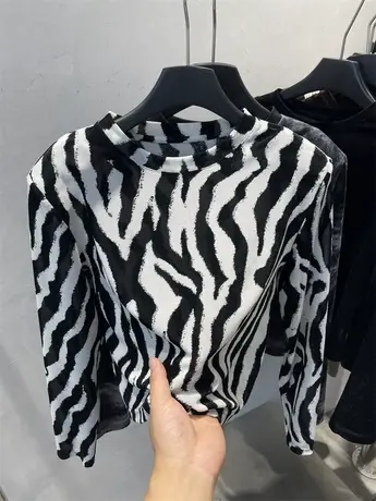 设计感晕染丝绒网纱长袖T恤女2023秋新款时尚打底衫短款垫肩上衣图片