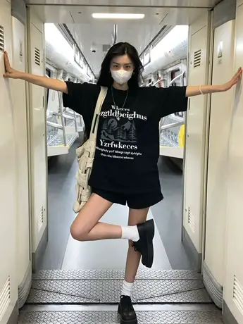 纯棉设计感小众短袖t恤女夏季新款潮牌港风chic宽松欧货大版上衣图片