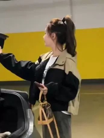 欧货连帽短外套女秋季2023新款撞色拼接设计感夹克冲锋衣时尚上衣商品大图