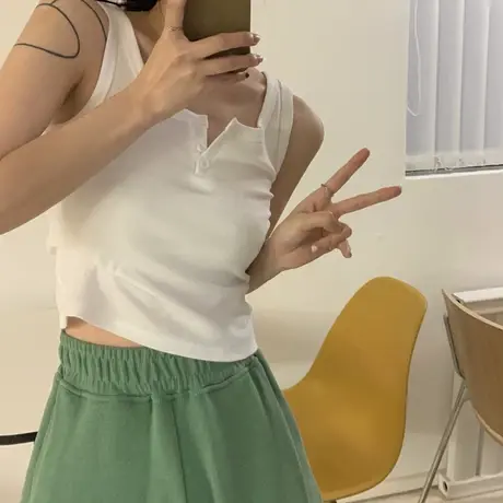 基础款吊带背心女夏季设计感小众短款纯欲风辣妹外穿纽扣无袖上衣商品大图