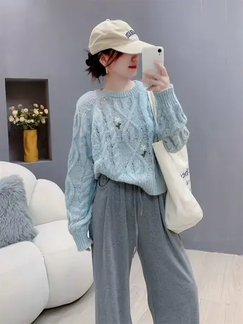 温柔风软糯刺绣圆领毛衣女秋冬新款女装宽松洋气甜美学生针织上衣图片