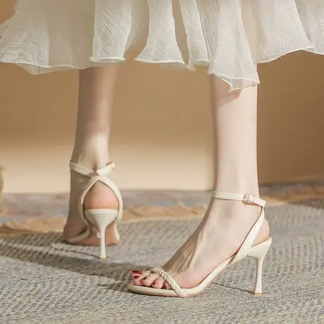 2023年夏季新款一字扣带粗跟方头气质仙女风后空百搭露趾高跟凉鞋图片