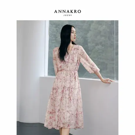 玖姿安娜蔻优雅浪漫钉珠V领晕染印花雪纺连衣裙女2026春季新款图片