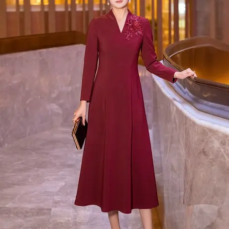 酒红色喜婆婆婚宴装礼服裙女春秋新款时尚气质修身长袖大摆连衣裙图片