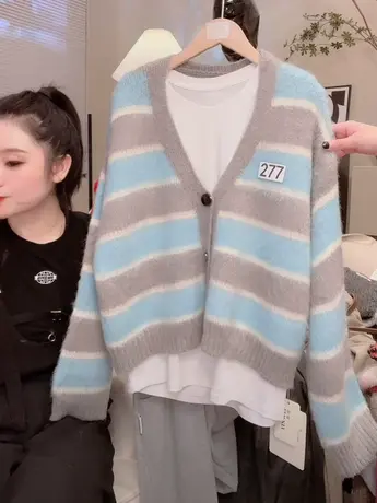 2023秋冬新款女装韩款宽松气质V领时尚条纹显瘦针织开衫毛衣外套图片