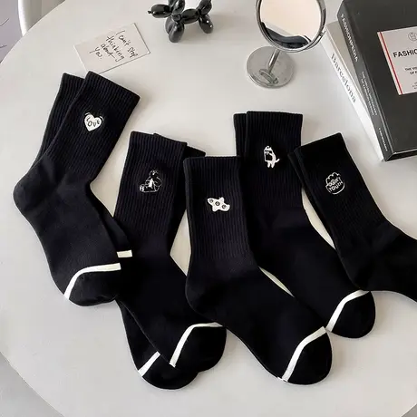 2023春秋新款黑色袜子女刺绣潮流运动中筒袜学院风小众设计棉袜商品大图