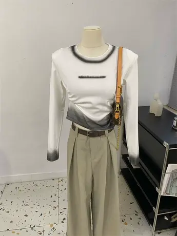 复古喷印工艺圆领垫肩修身长袖短T恤女秋冬季新款打底衫百搭上衣商品大图