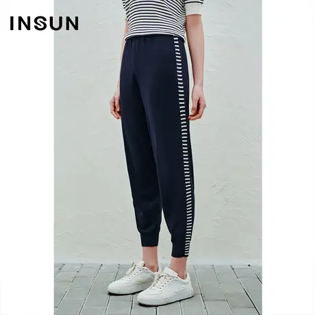 INSUN恩裳奥莱2023夏季蓝白色肌理条纹双曲松紧腰抽绳束脚休闲裤图片