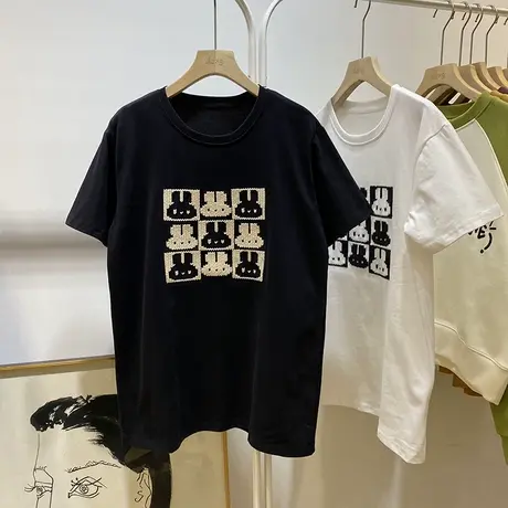 春夏洋气时髦简约大气刺绣马赛克兔子圆领短袖t恤女宽松套头上衣图片