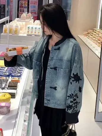 牛仔外套女复古刺绣上衣春秋新款新中式国风盘扣撞色立领拼接夹克商品大图
