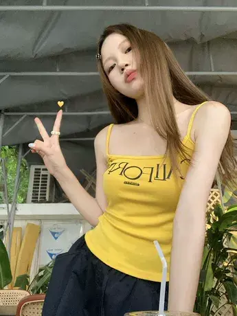 甜辣外穿小背心上衣女装夏季新款设计感字母印花修身黄色短款吊带图片