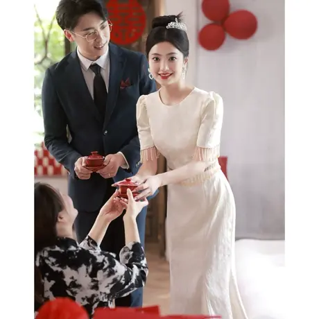 白色敬酒服2024新款新娘订婚礼服女登记领证小白裙子修身鱼尾套装图片