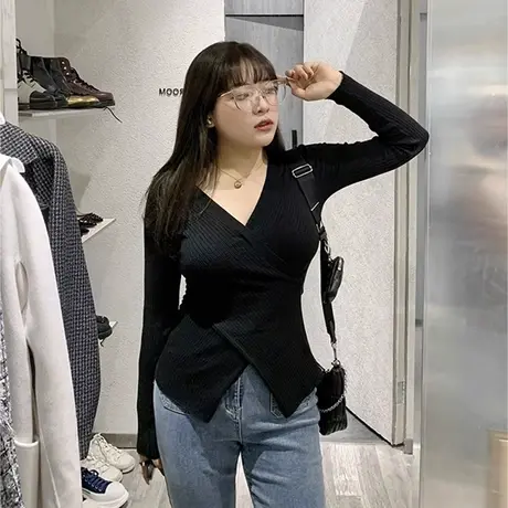 大码微胖mm显瘦V领针织毛衣女春季不规则收腰上衣内搭打底衫200斤商品大图