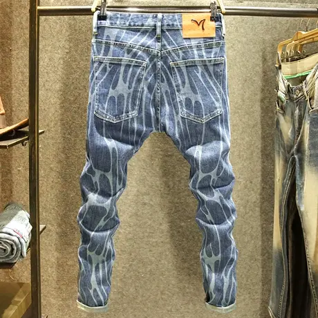 新款蓝色印花牛仔裤男款潮男穿搭修身小脚裤个性烫印时尚百搭长裤图片
