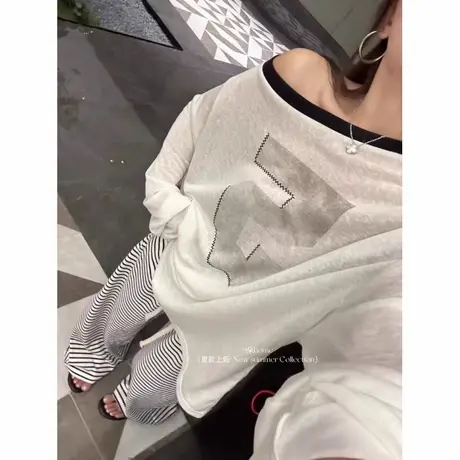 韩国东大门早秋新款慵懒撞色数字印花斜肩长袖T恤女露肩防晒罩衫商品大图