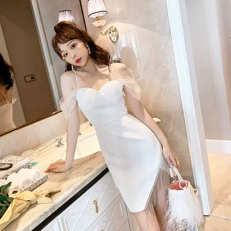 一字肩露背赫本风气质连衣裙轻奢小众吊带流苏晚礼服裙子平时可穿图片