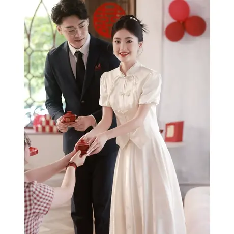 中式敬酒服2024新款新娘回门服白色裙子订婚礼服女旗袍秀禾服嫁衣图片