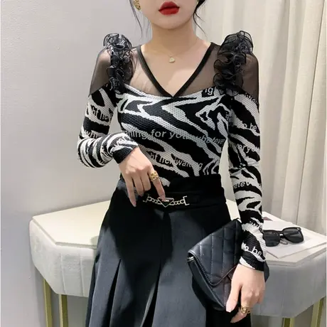 春装2024新款T恤女时尚性感镂空V领上衣双肩花边长袖修身打底衫潮图片