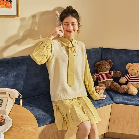 唐狮早春新款连衣裙女春秋韩系温柔风初恋裙子针织马甲赠领带图片